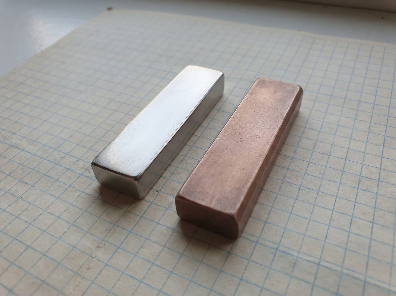 Unbranded silver-toned and gold-toned bars.